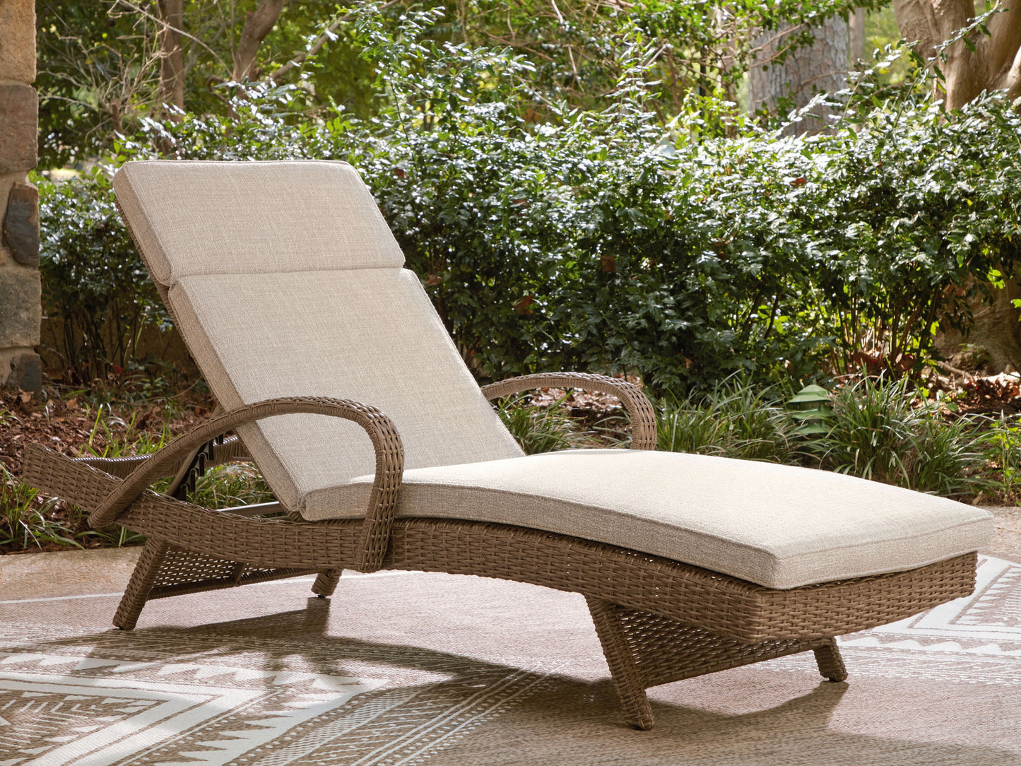 Laguna Heights - Chaise Lounge With Cushion - Beige